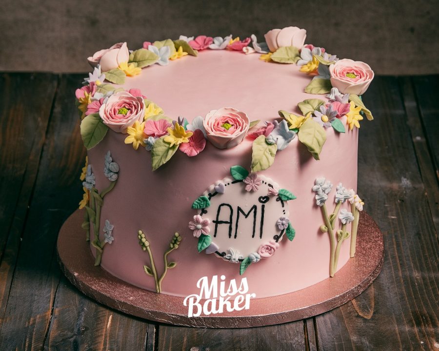 fondant roz pal, flori modelate manual, coroană florală superioară — Miss Baker Constanța