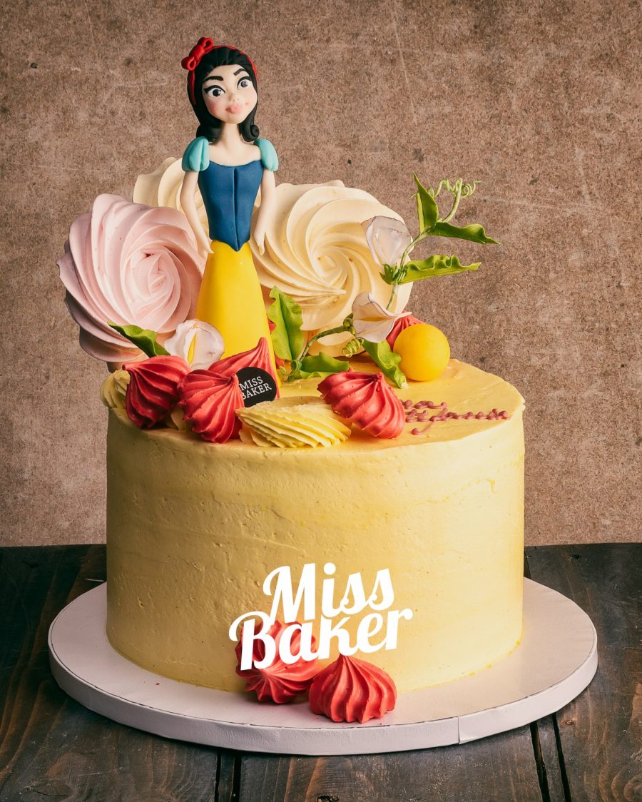 figurina Albă ca Zăpada, flori bezea spiralate, frunze verzi modelate — Miss Baker Constanța