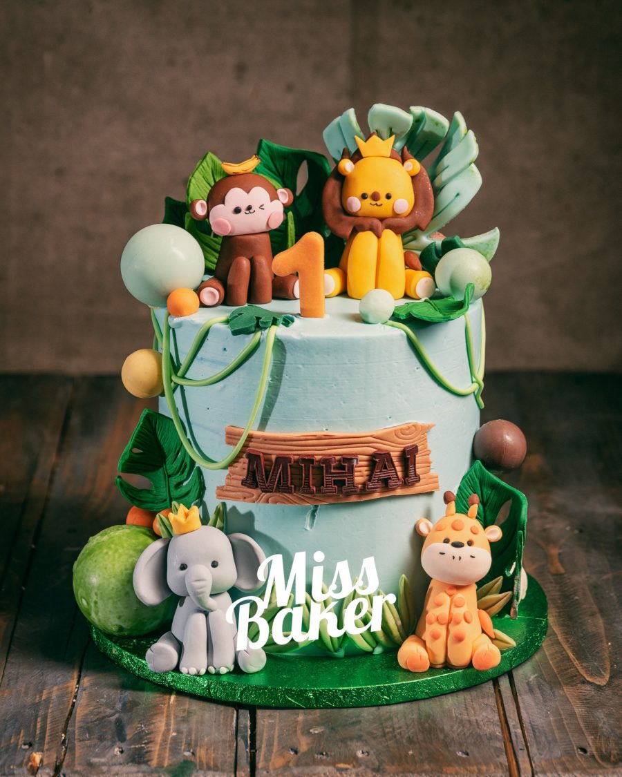 figurina leu coroană, figurina maimuță, figurina girafă portocalie — Miss Baker Constanța