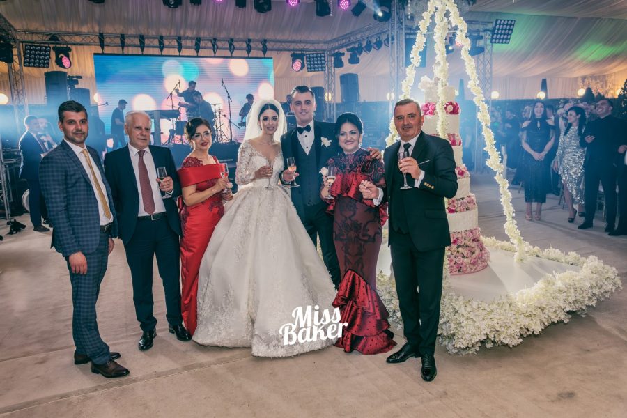 suport suspendat alb, ghirlandă florală verticală, patru niveluri — Miss Baker Constanța