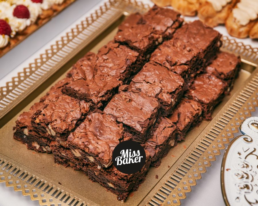 brownie, portie, aranjament simetric — Miss Baker Constanța
