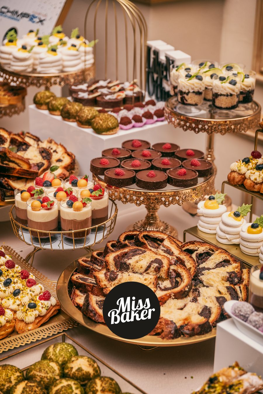 candy bar, suport tort auriu, aranjament superior — Miss Baker Constanța