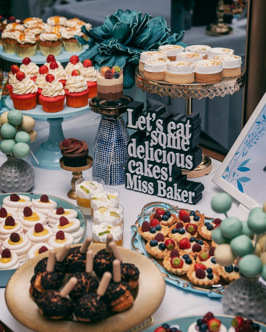 cupcake cu vârf spirală, tartă fructe roșii, platou turcoaz — Miss Baker Constanța