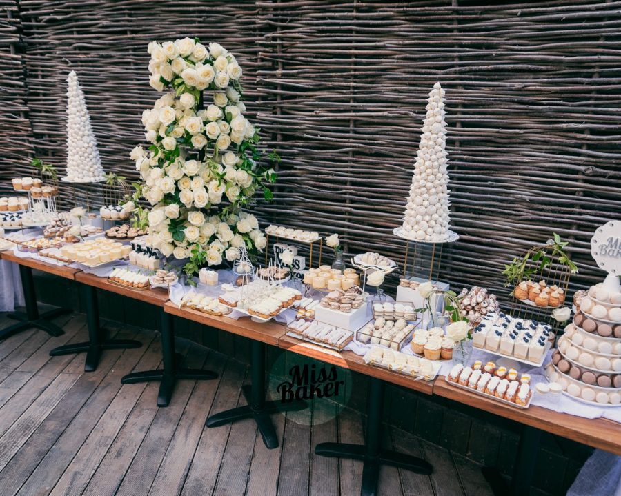 decor nuntă, aranjament floral bogat, flori ivoire — Miss Baker Constanța