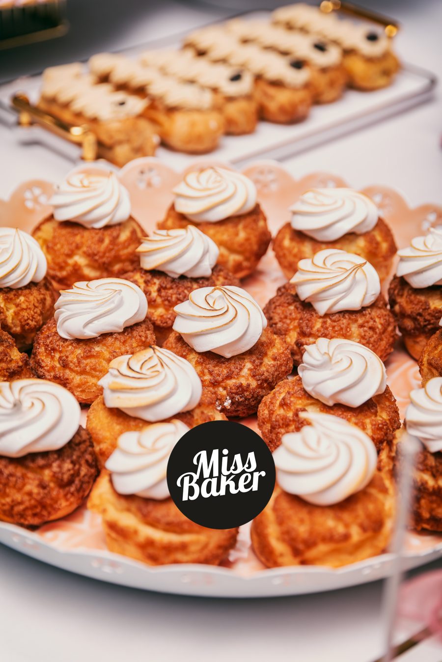 choux, ecler, aranjament simetric — Miss Baker Constanța