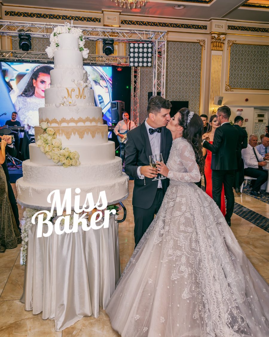 patru niveluri, detaliu auriu, monogramă centrală — Miss Baker Constanța