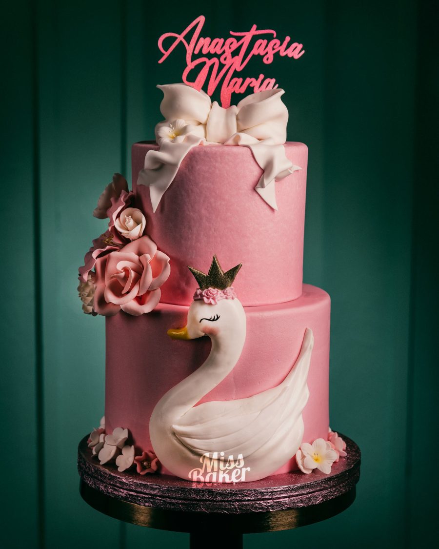 roz pastel, două etaje, lebădă sculptată — Miss Baker Constanța