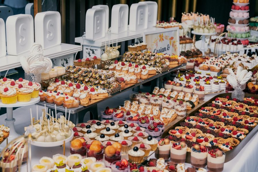 bufet deserturi, prăjituri individuale, aranjament platou — Miss Baker Constanța