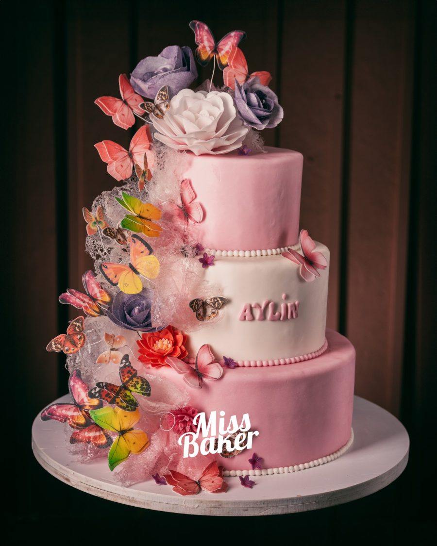 fluturi colorați, flori mov sculptate, trandafir alb central — Miss Baker Constanța