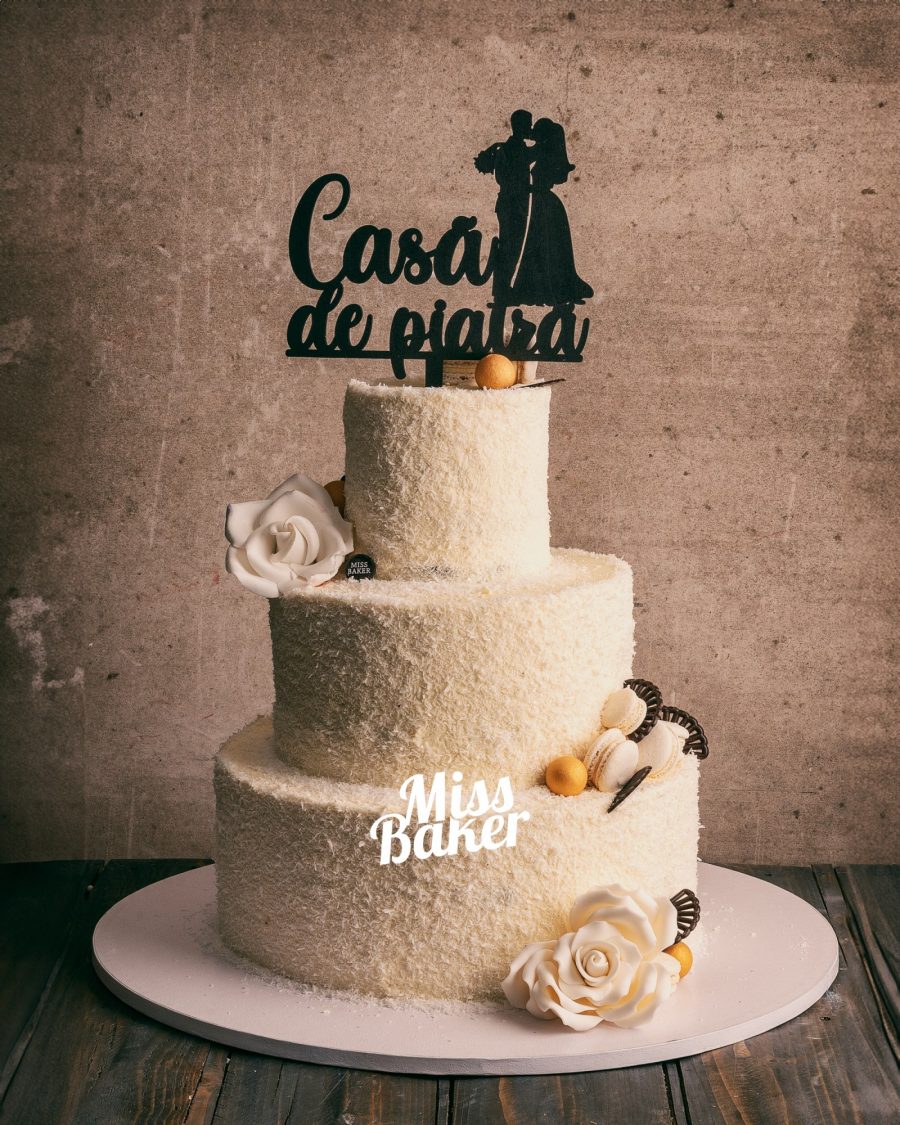 trei niveluri, fulgi fini, trandafir sculptat — Miss Baker Constanța