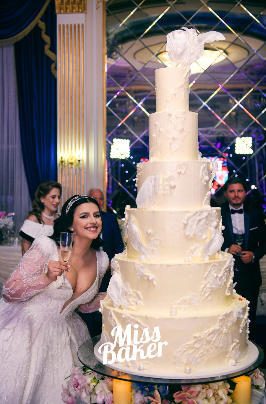 șase niveluri, detaliu sculptat alb, decor volumetric alb — Miss Baker Constanța
