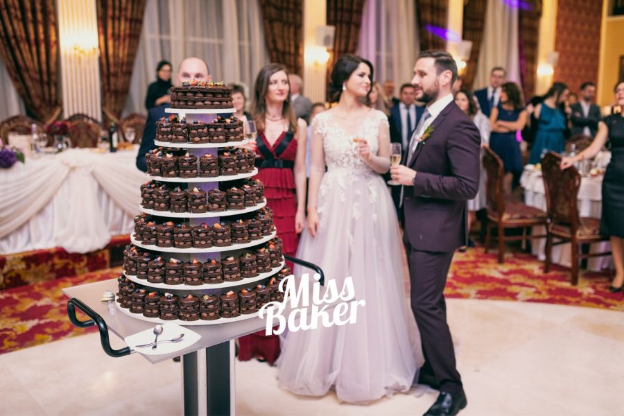 mini prăjituri individuale, suport tort etajat metalic, aranjament concentric — Miss Baker Constanța