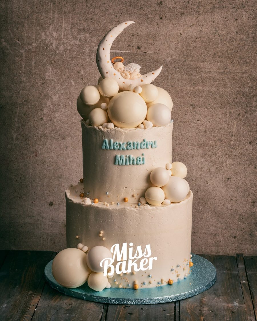 două niveluri, decor sferic, lună sculptată — Miss Baker Constanța