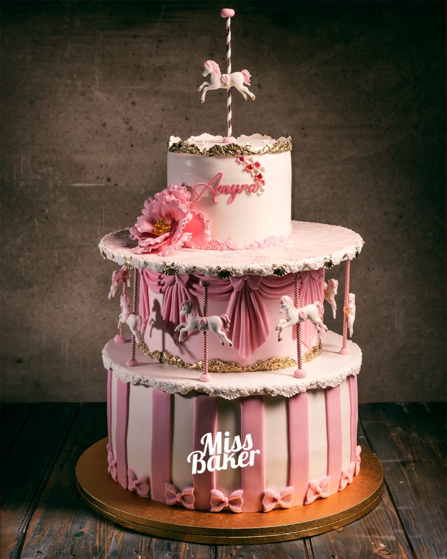 carusel miniatural, figurine căluți albi, panglici roz fondant — Miss Baker Constanța