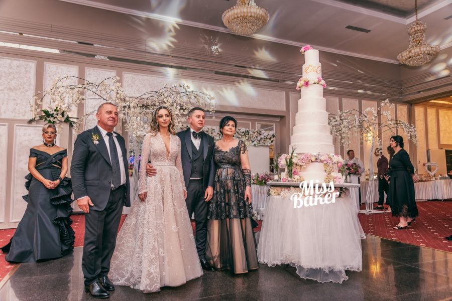 șase niveluri, flori naturale roz pal, flori naturale ivoire — Miss Baker Constanța