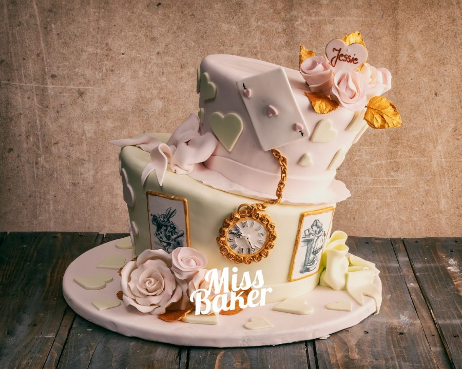 două niveluri înclinate, ceas vintage comestibil, trandafiri modelați manual — Miss Baker Constanța
