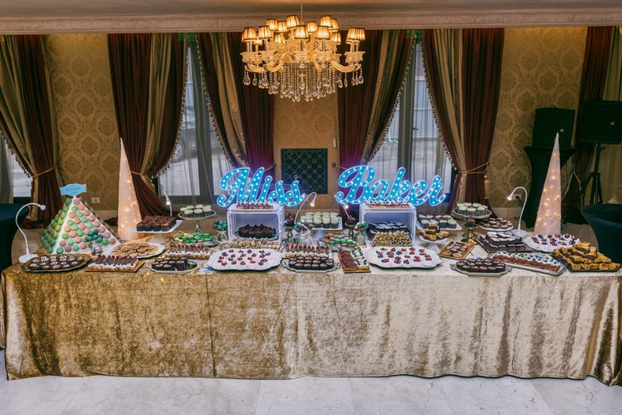 piramidă macarons verde-roz, platou alb dreptunghiular, aranjament geometric — Miss Baker Constanța