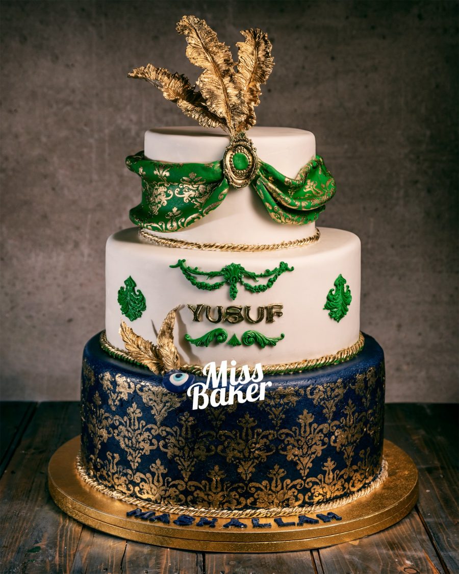 imprimeu damasc albastru, panglică aurie răsucită, pene aurii decorative — Miss Baker Constanța