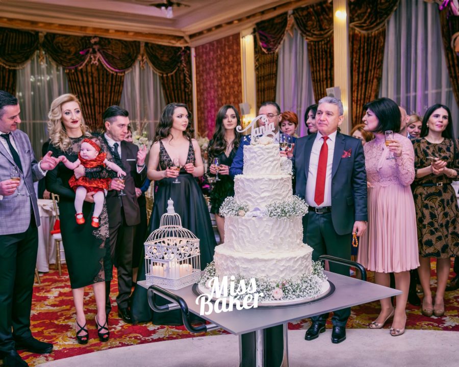 tort etajat, patru niveluri, alb — Miss Baker Constanța