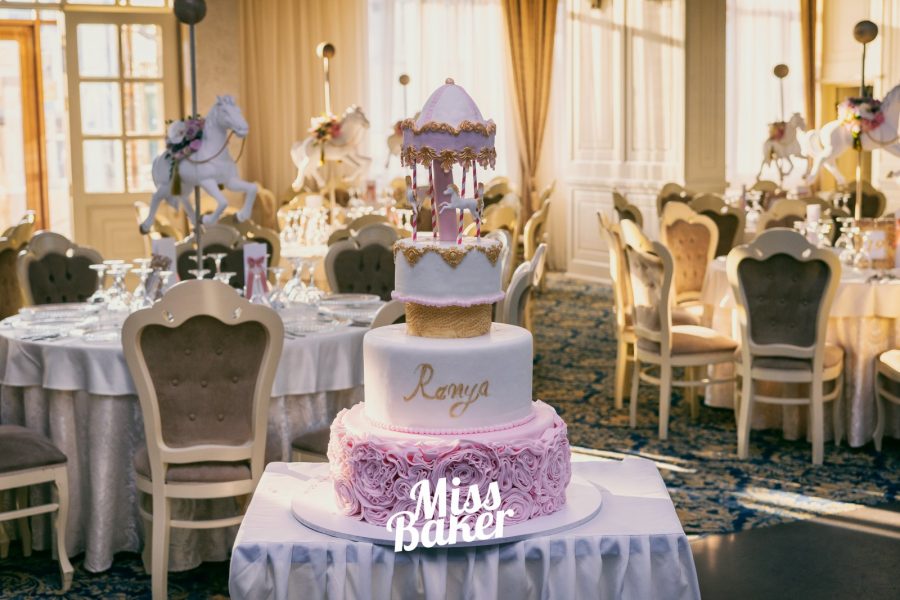 carusel comestibil, detaliu auriu sculptat, scris personalizat — Miss Baker Constanța