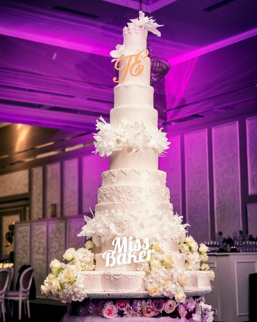 șapte niveluri, flori sculptate manual, detaliu monogramă aurie — Miss Baker Constanța