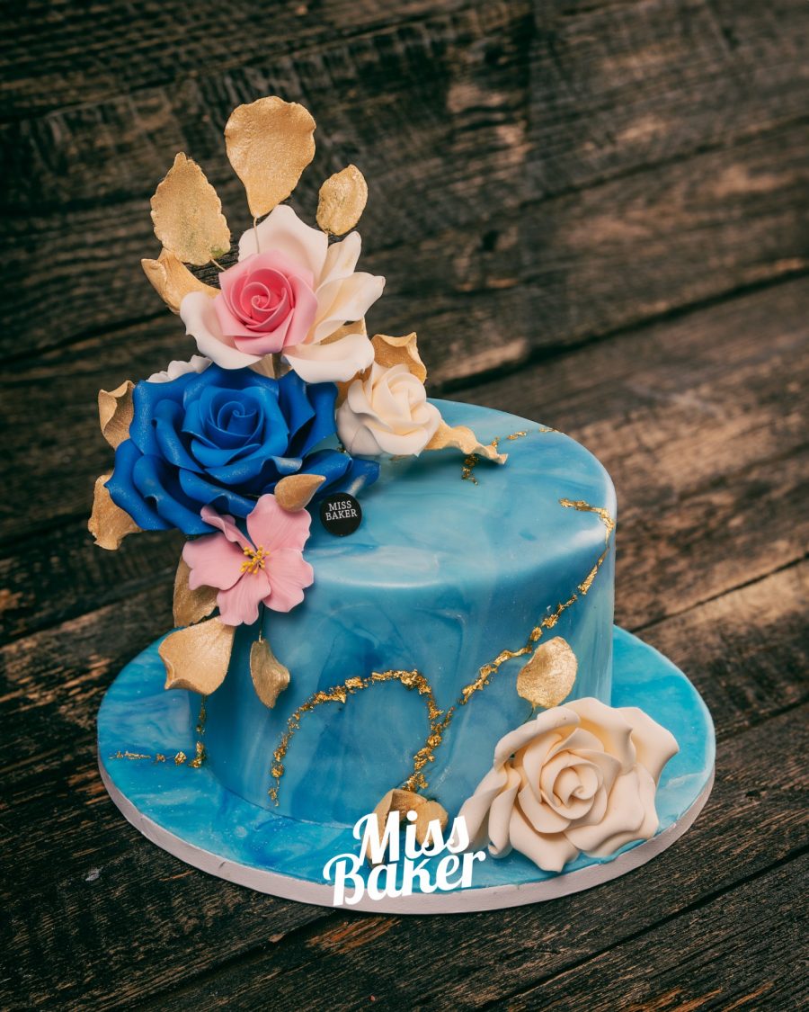marmorat albastru, flori sculptate manual, trandafir roz pastel — Miss Baker Constanța