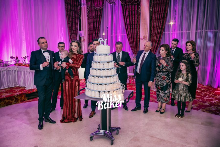 tort etajat, cinci niveluri, alb crem — Miss Baker Constanța