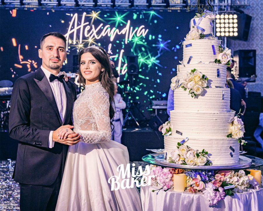 patru niveluri, detaliu vertical, aranjament floral bogat — Miss Baker Constanța