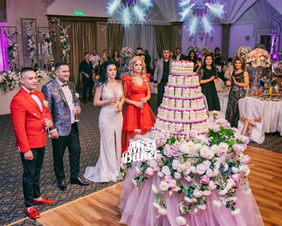 tort etajat, decor nuntă, aranjament floral bogat — Miss Baker Constanța