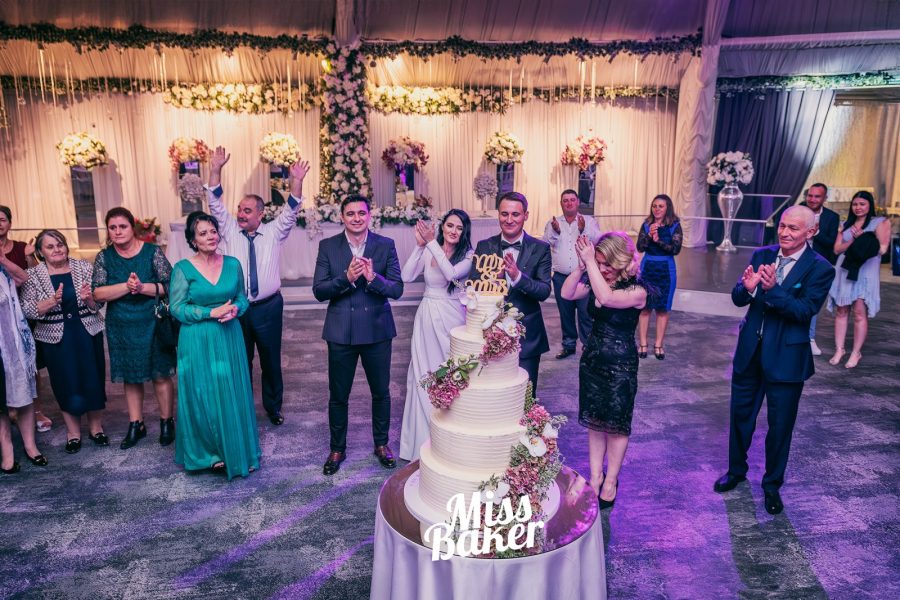 tort etajat, patru niveluri, alb crem — Miss Baker Constanța