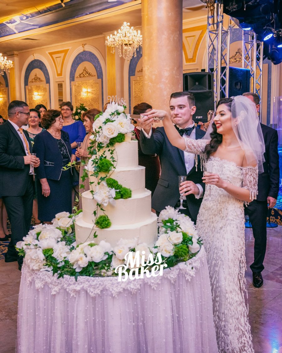 patru niveluri, aranjament floral diagonal, flori naturale albe — Miss Baker Constanța