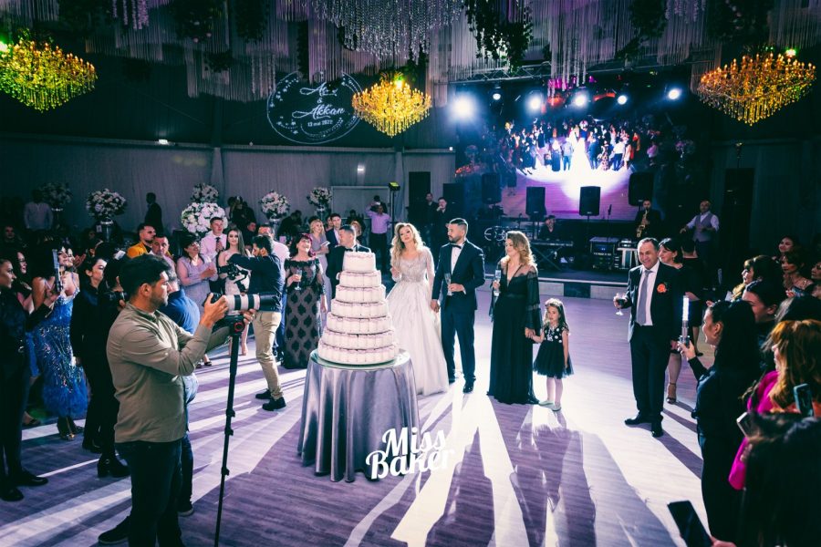 tort etajat, decor nuntă, alb crem — Miss Baker Constanța