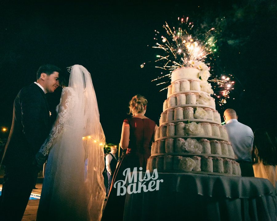 șapte niveluri, artificii tort, flori voluminoase — Miss Baker Constanța