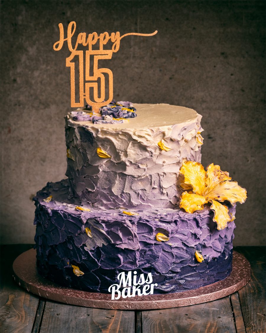 degrade mov-lila, textură spatulată, floare galbenă laterală — Miss Baker Constanța