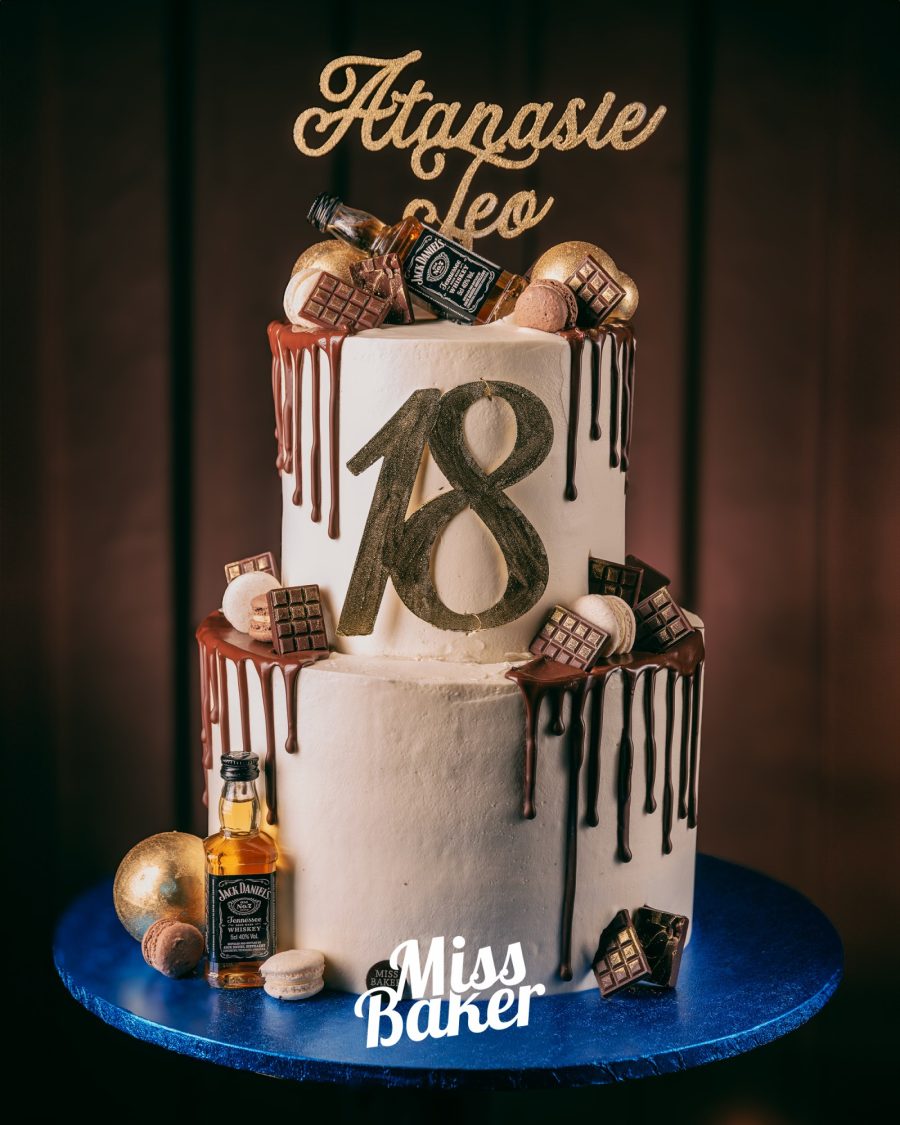 două niveluri, glazură curgătoare, tablete ciocolată — Miss Baker Constanța