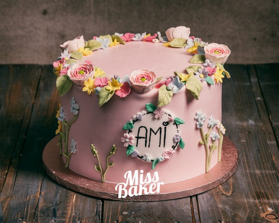 glazură roz pal, coroană florală superioară, trandafiri modelați manual — Miss Baker Constanța