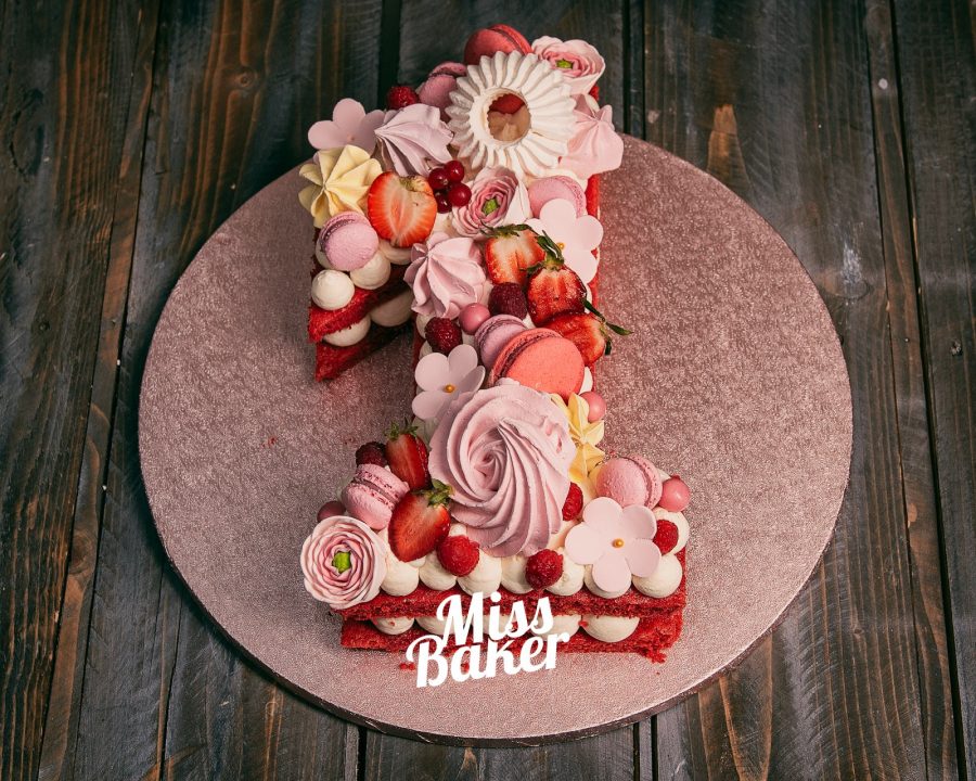 cifră roșie, formă unu, macarons roz — Miss Baker Constanța
