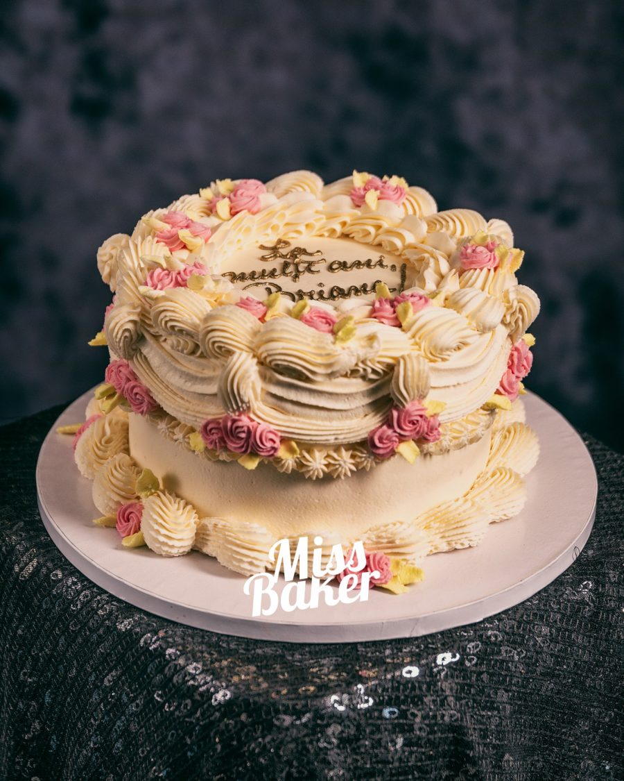 volută spiralată, flori roz intens, bordură ondulată — Miss Baker Constanța