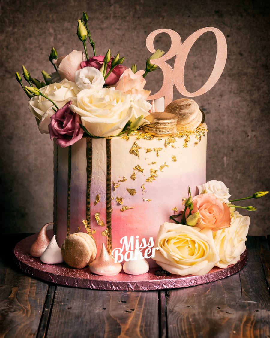 degrade roz-alb, accente aurii foita, macarons auriu — Miss Baker Constanța