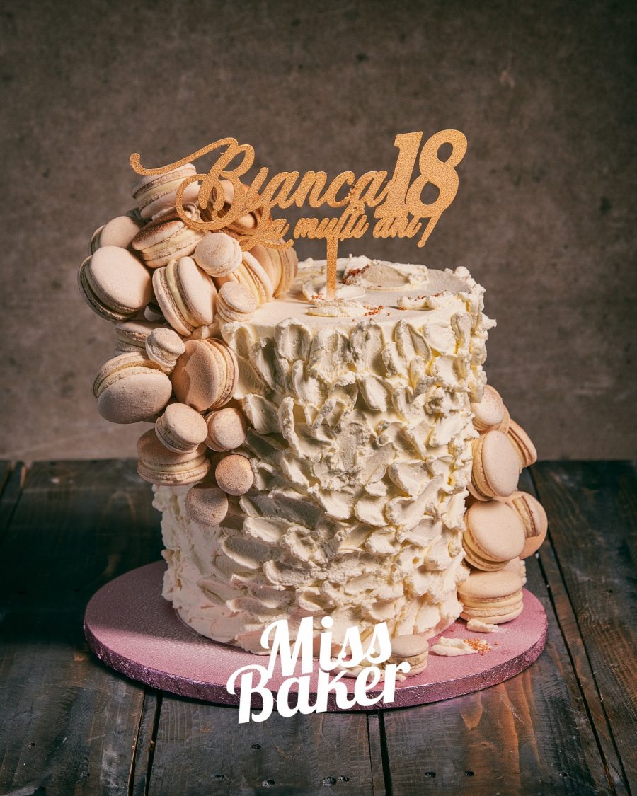 macarons ivoire, textură rustică, topper personalizat — Miss Baker Constanța