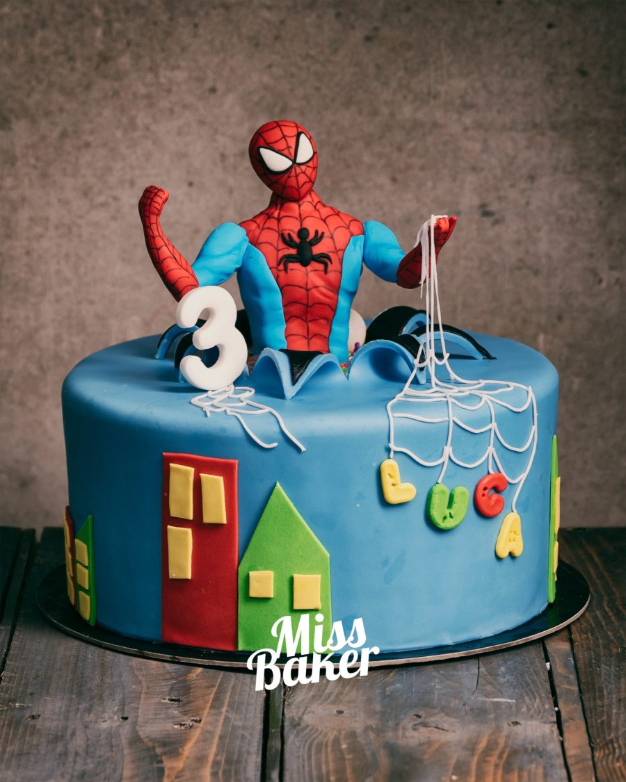 figurina Spiderman 3D, pânză păianjen zahăr, clădiri colorate fațadă — Miss Baker Constanța