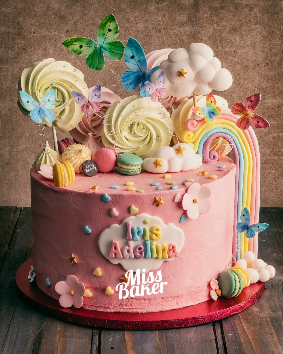 bază roz, fluturi colorați, spirale verzi — Miss Baker Constanța