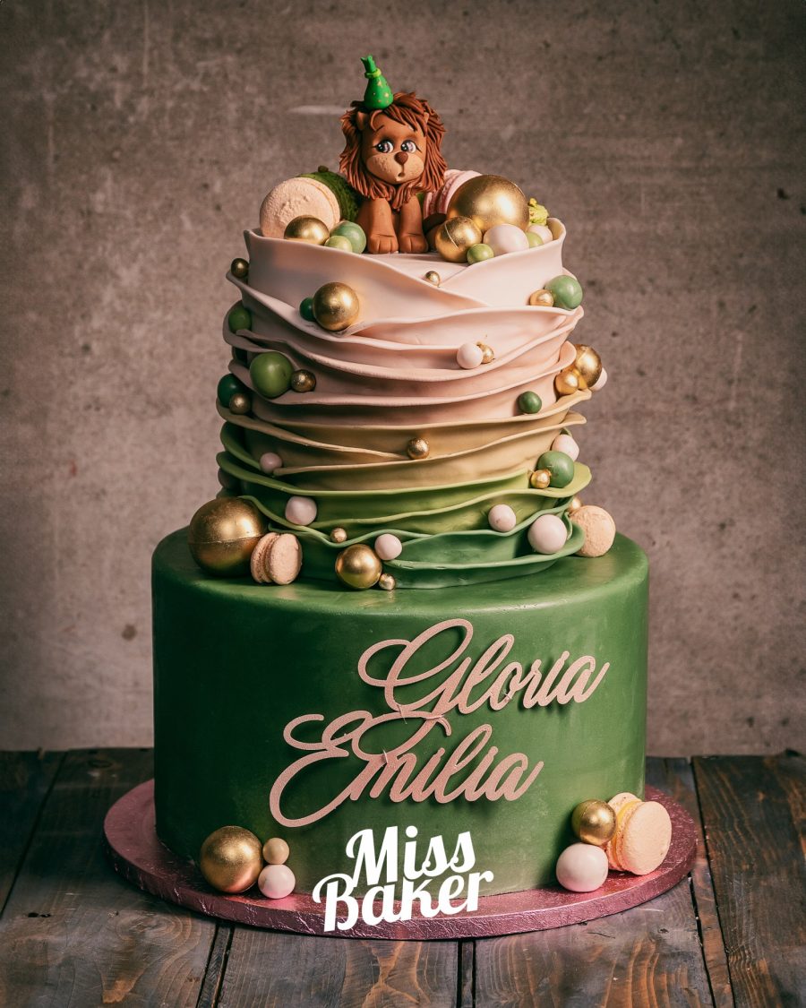 leu modelat manual, straturi ondulate suprapuse, bile aurii decorative — Miss Baker Constanța