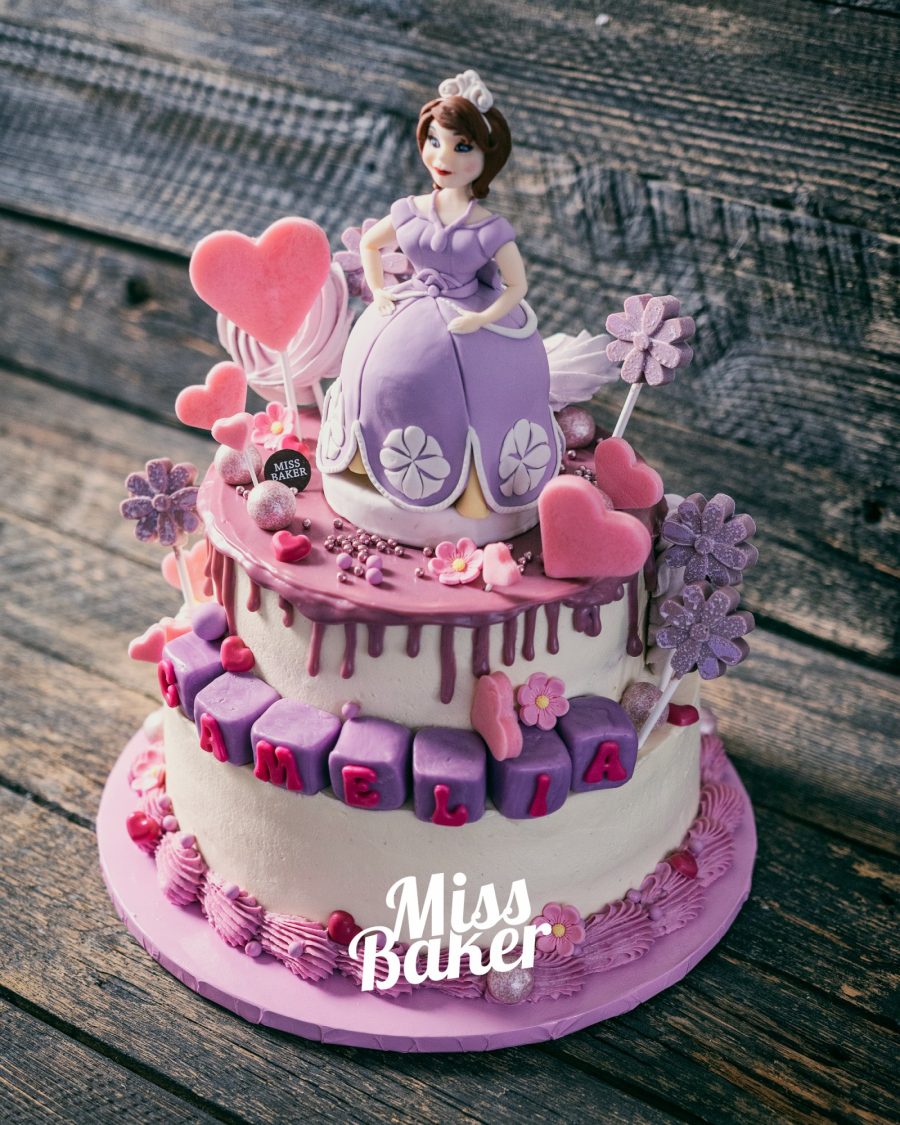 figurina prințesă mov, inimă roz fondant, cuburi litere personalizate — Miss Baker Constanța