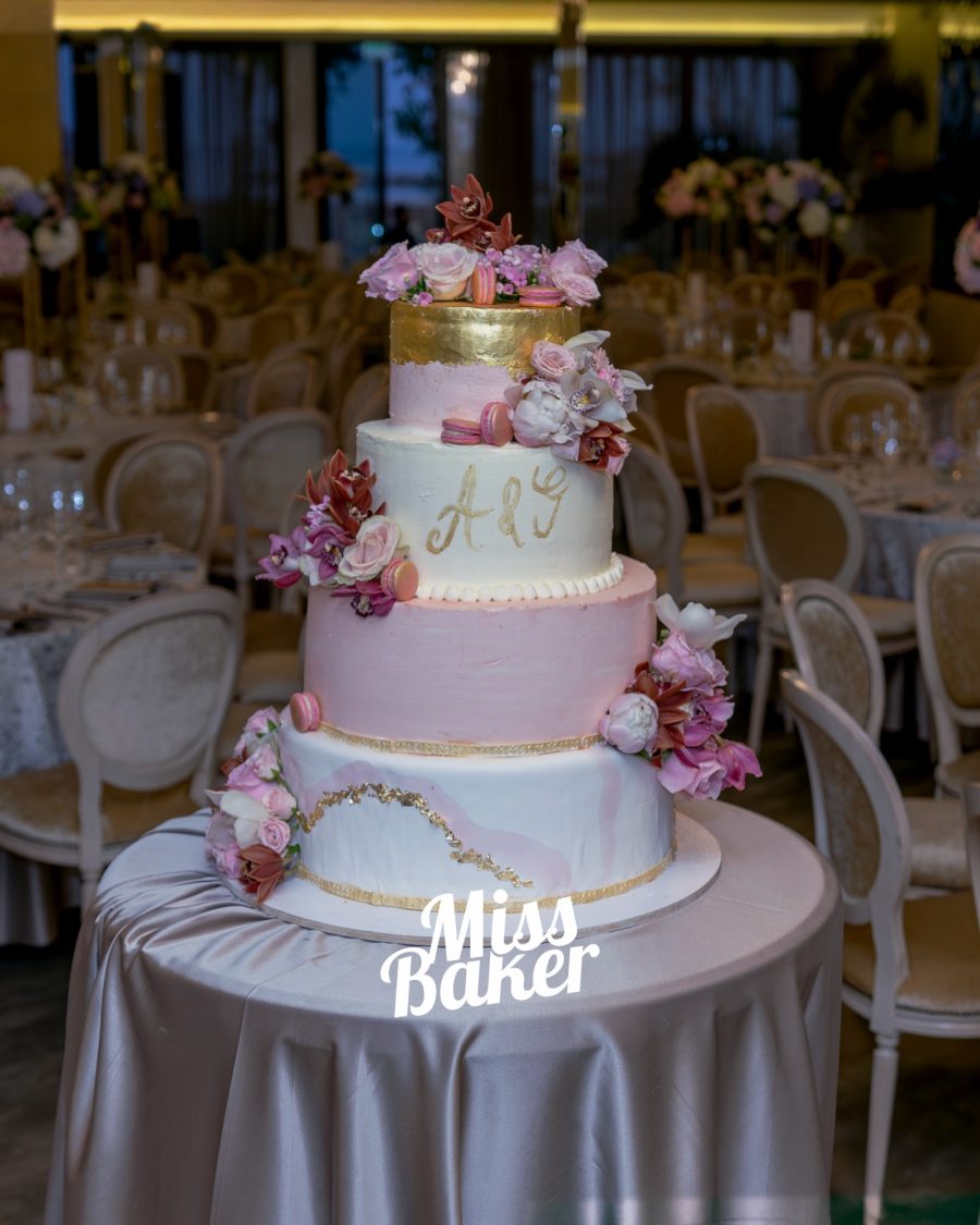 patru niveluri, aranjament floral diagonal, detaliu artistic — Miss Baker Constanța