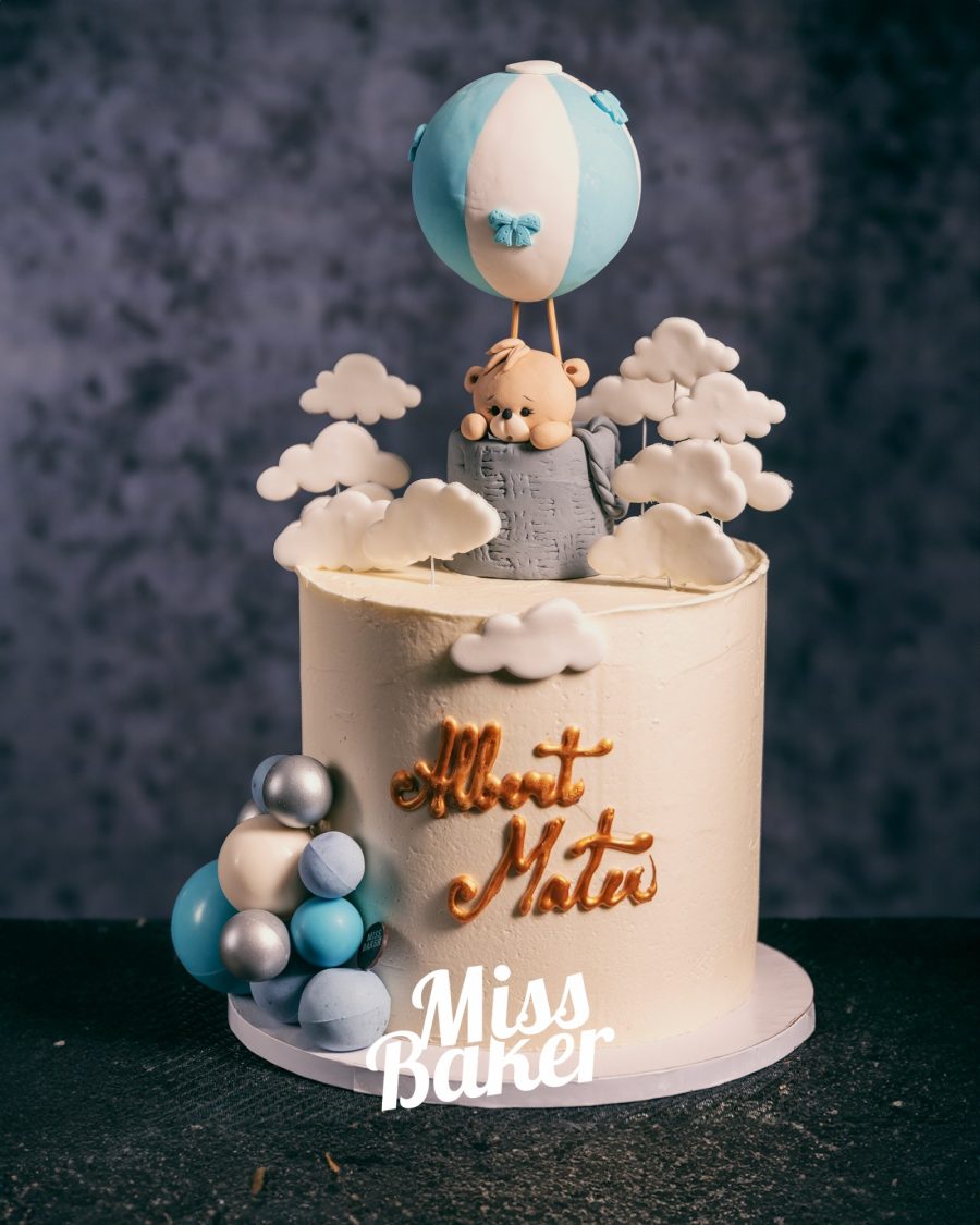 ursuleț modelat, balon aer cald, nori pufoși — Miss Baker Constanța