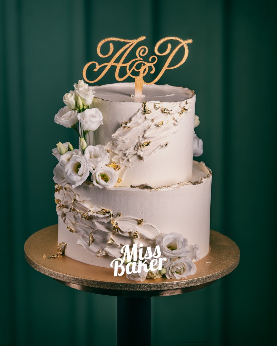 detaliu aurie manual, textură reliefată cremă, topper inițiale personalizat — Miss Baker Constanța