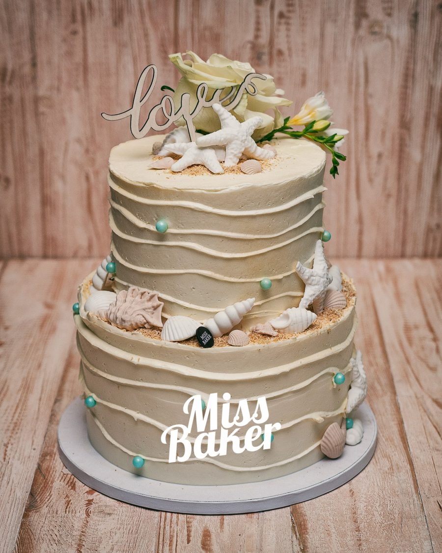 două niveluri, stea de mare albă, scoică spiralată — Miss Baker Constanța