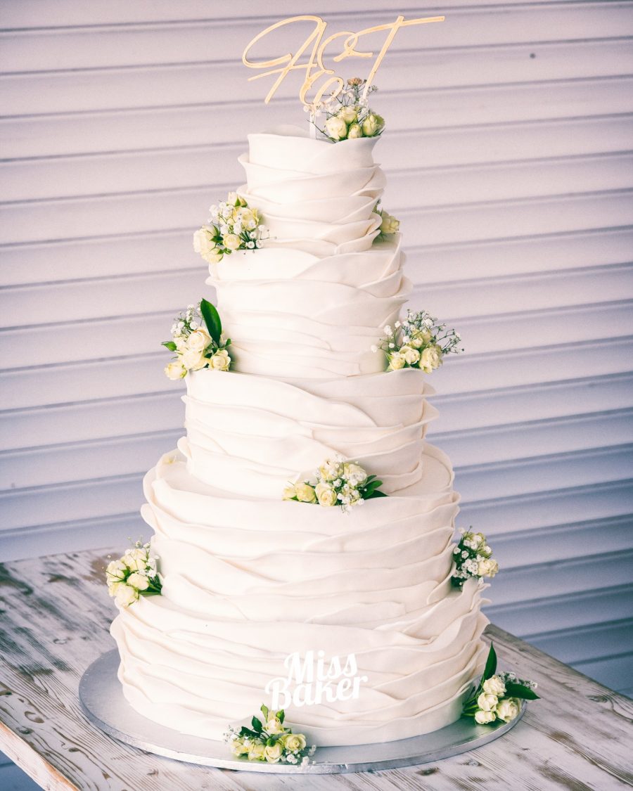 cinci niveluri, valuri fondant, buchete florale mici — Miss Baker Constanța