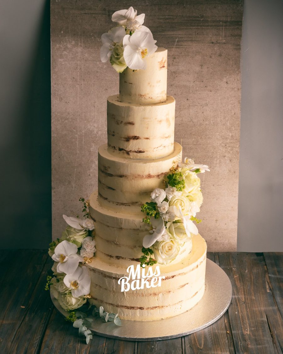 patru niveluri, aranjament floral lateral, flori naturale albe — Miss Baker Constanța